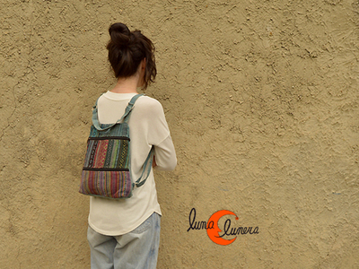 Mochila unisex de tela pequeña con cremalleras.