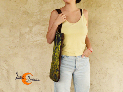 Bolso grande de algodón y nylon impermeable.