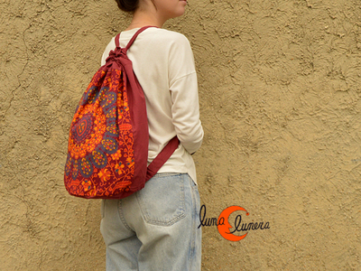 mochila saco morral grande de tela que cierra tirando de sus propios tirantes