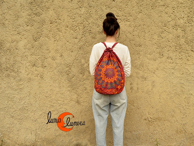 mochila saco morral grande de tela que cierra tirando de sus propios tirantes