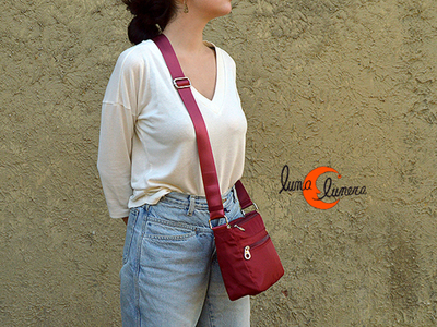 bolso impermeable de nylon con tres cremalleras