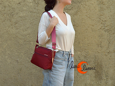 bolso impermeable de nylon con tres cremalleras