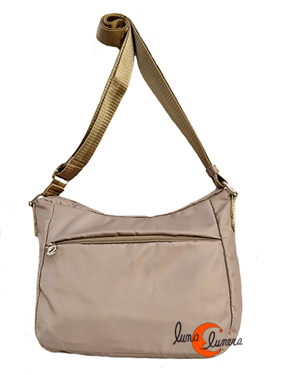 Bolso meediano impermeable con bolsillo por detrás.
