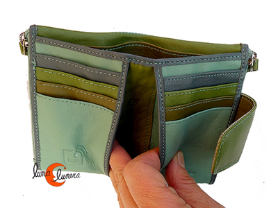 cartera de piel pequeña con dos monederos con tarjetero