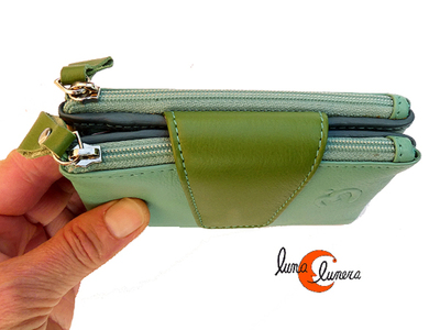 cartera de piel pequeña con dos monederos con cremalleras