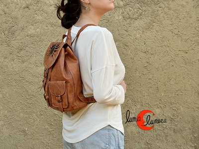 mochila de piel pequeña con sol