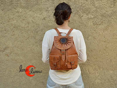 mochila de piel pequeña con sol