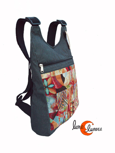 Mochila de tela impermeable con bolsillos antirrobo por la espalda