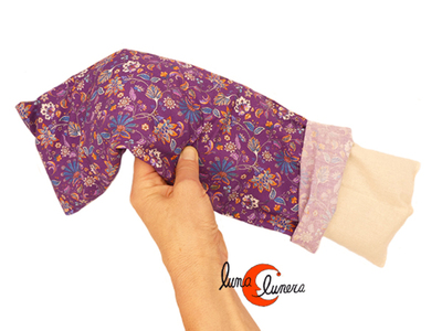 Saco térmico terapéutico de trigo y lavanda con funda de algodón extraíble y lavable. Producto artesanal, hecho en España.