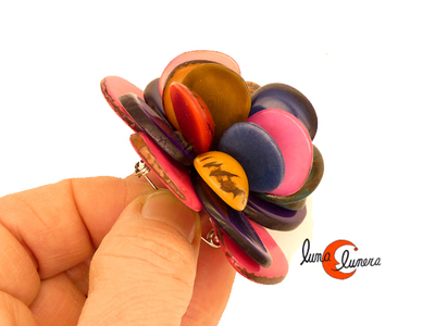 Broche flor de tagua multicolor