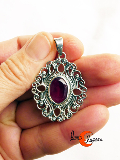 Colgante de plata estiñlo antiguo con piedra rubí facetado.