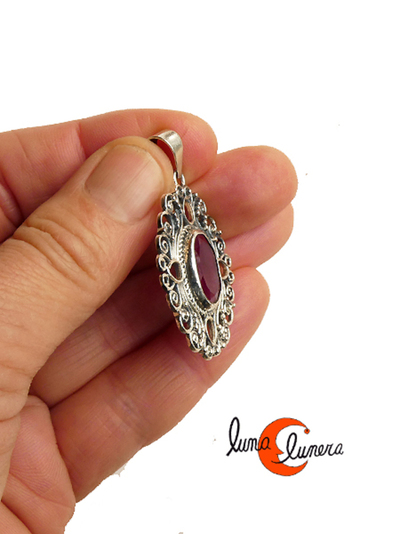 Colgante de plata estiñlo antiguo con piedra rubí facetado.