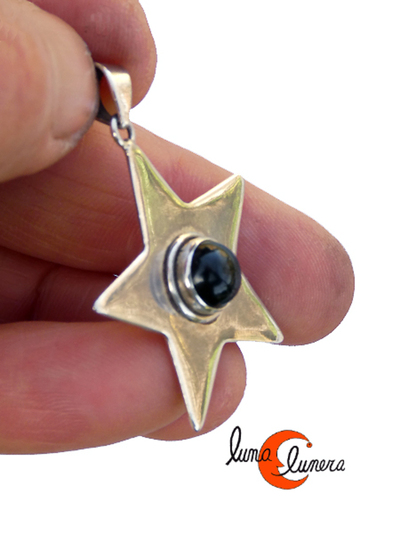 Colgante estrella de plata con piedra de onix negro.