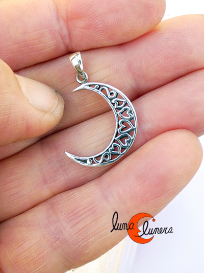 Colgante luna de plata calada.