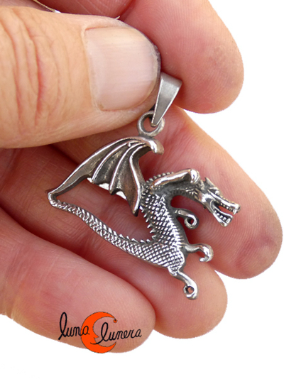 Colgante dragón de plata.
