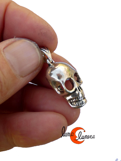 Colgante calavera de plata.