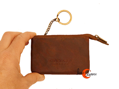 Monedero de piel con cremallera y llavero.