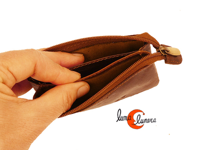 Monedero de piel con cremallera y llavero.