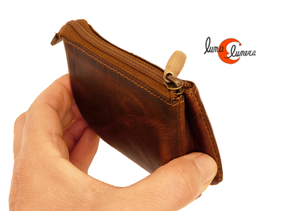 Monedero de piel con cremallera y llavero.