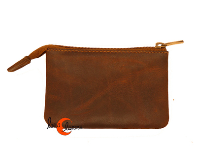 Monedero de piel con cremallera y llavero.