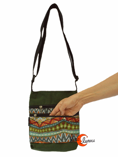 Bolso pequeño de bandolera de tela con bolsillos y cremalleras.