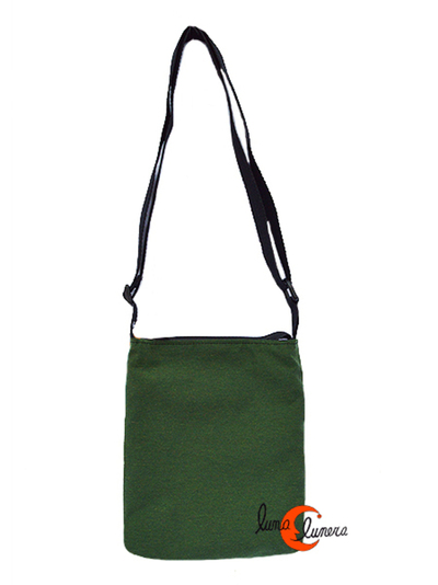 Bolso pequeño de bandolera de tela con bolsillos y cremalleras.