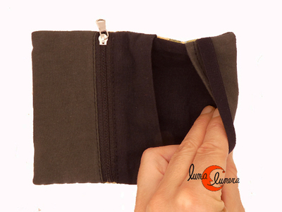 Cartera de tela con goma elástica y monedero