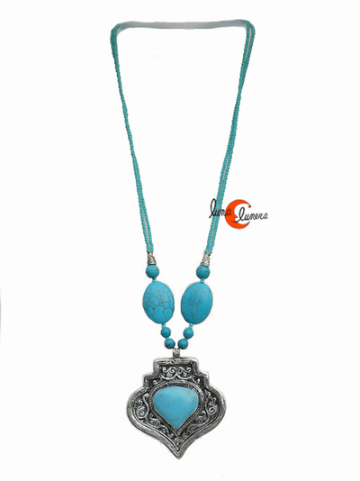 Collar de piedras turquesa con medallón grande