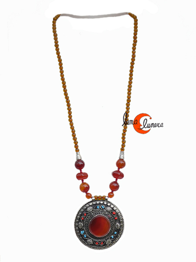 Collar de piedras agata o cornalina roja con medallón redondo de metal