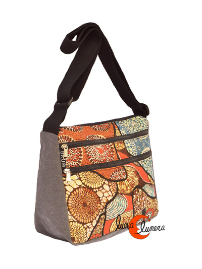 Bolso bandolera grande de tela. La imagen muestra elmodelo, los colores pueden no coincidir con el producto en venta.