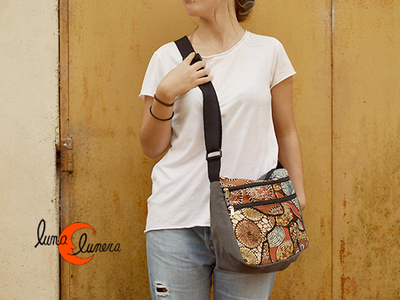Bolso bandolera grande de tela. La imagen muestra elmodelo, los colores pueden no coincidir con el producto en venta.