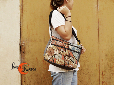 Bolso bandolera grande de tela. La imagen muestra elmodelo, los colores pueden no coincidir con el producto en venta.