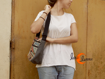 Bolso bandolera grande de tela. La imagen muestra elmodelo, los colores pueden no coincidir con el producto en venta.