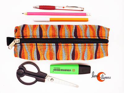 Estuche o neceser de tela con cremallera. La imagen muestra el modelo, los colores pueden no coincidir con el producto en venta