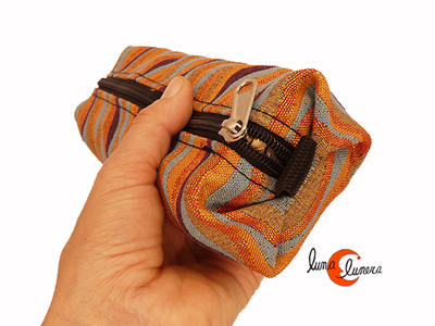 Estuche o neceser de tela con cremallera. La imagen muestra el modelo, los colores pueden no coincidir con el producto en venta