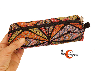 Estuche o neceser de tela con cremallera. La imagen muestra el modelo, los colores pueden no coincidir con el producto en venta