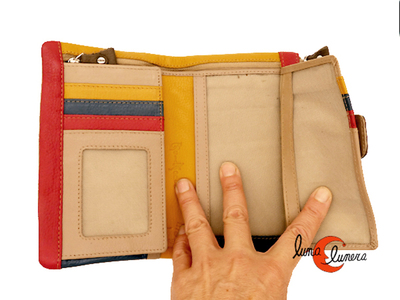 Estas imagenes son para enseñar el modelo por dentro. Los colores pueden no coincidir con la cartera en venta.