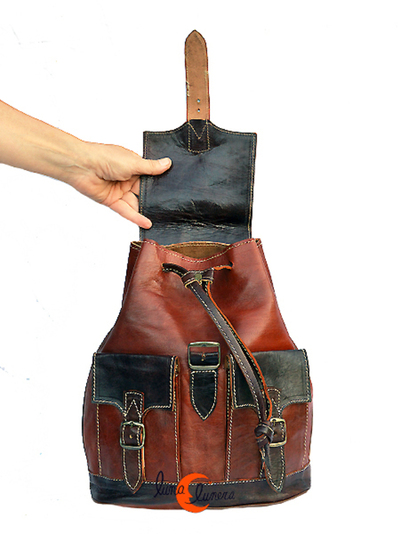 Mochila mediana de piel. Esta imágen muestra el modelo, los colores pueden no coincidir con el producto en venta.