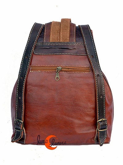 Mochila mediana de piel. Esta imágen muestra el modelo, los colores pueden no coincidir con el producto en venta.