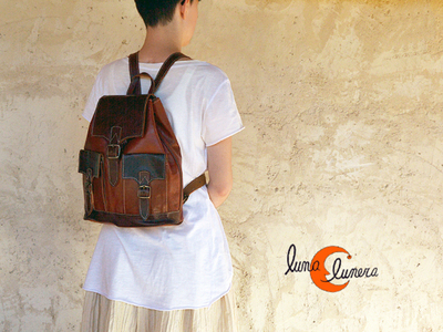 Mochila mediana de piel. Esta imágen muestra el modelo, los colores pueden no coincidir con el producto en venta.