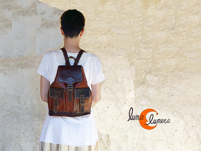 Mochila mediana de piel. Esta imágen muestra el modelo, los colores pueden no coincidir con el producto en venta.