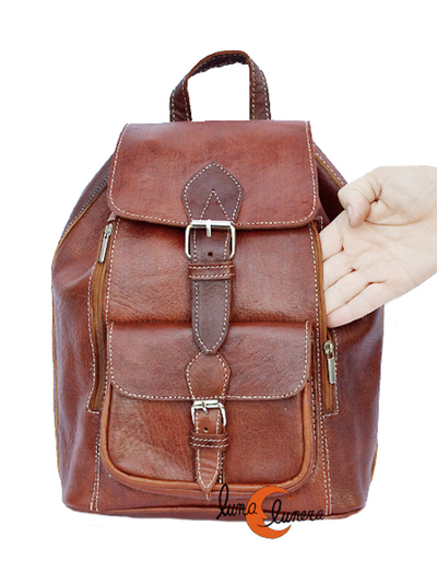 Mochila mediana de piel. Esta imágen muestra el modelo, los colores pueden no coincidir con el producto en venta.