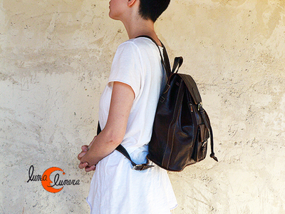 Mochila mediana de piel. Esta imágen muestra el modelo, los colores pueden no coincidir con el producto en venta.