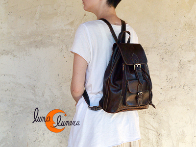 Mochila mediana de piel. Esta imágen muestra el modelo, los colores pueden no coincidir con el producto en venta.