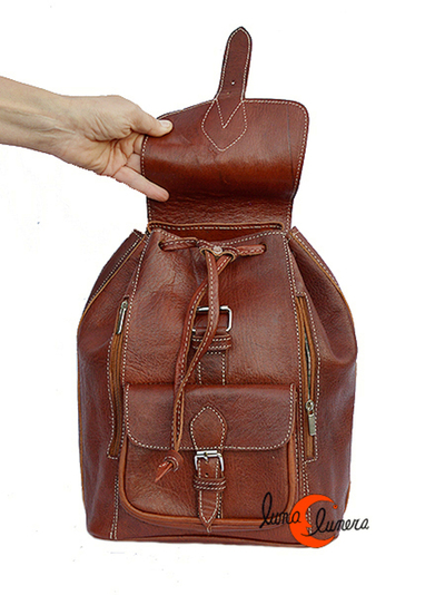 Mochila mediana de piel. Esta imágen muestra el modelo, los colores pueden no coincidir con el producto en venta.