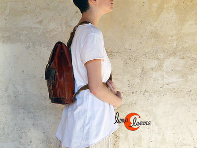 Mochila mediana de piel. Esta imágen muestra el modelo, los colores pueden no coincidir con el producto en venta.