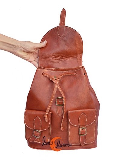 Mochiñla de piel mediana. Esta imagen muestra elmodelo, los colores pueden no coincidir con el producto en venta.