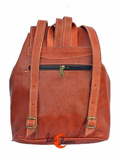 Mochiñla de piel mediana. Esta imagen muestra elmodelo, los colores pueden no coincidir con el producto en venta.