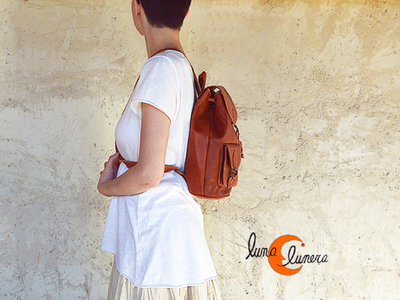 Mochiñla de piel mediana. Esta imagen muestra elmodelo, los colores pueden no coincidir con el producto en venta.