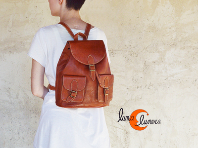 Mochiñla de piel mediana. Esta imagen muestra elmodelo, los colores pueden no coincidir con el producto en venta.